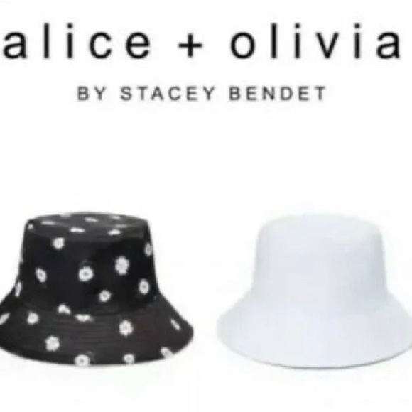 NWT Alice & Olivia Reversible Bucket Hat Daisies